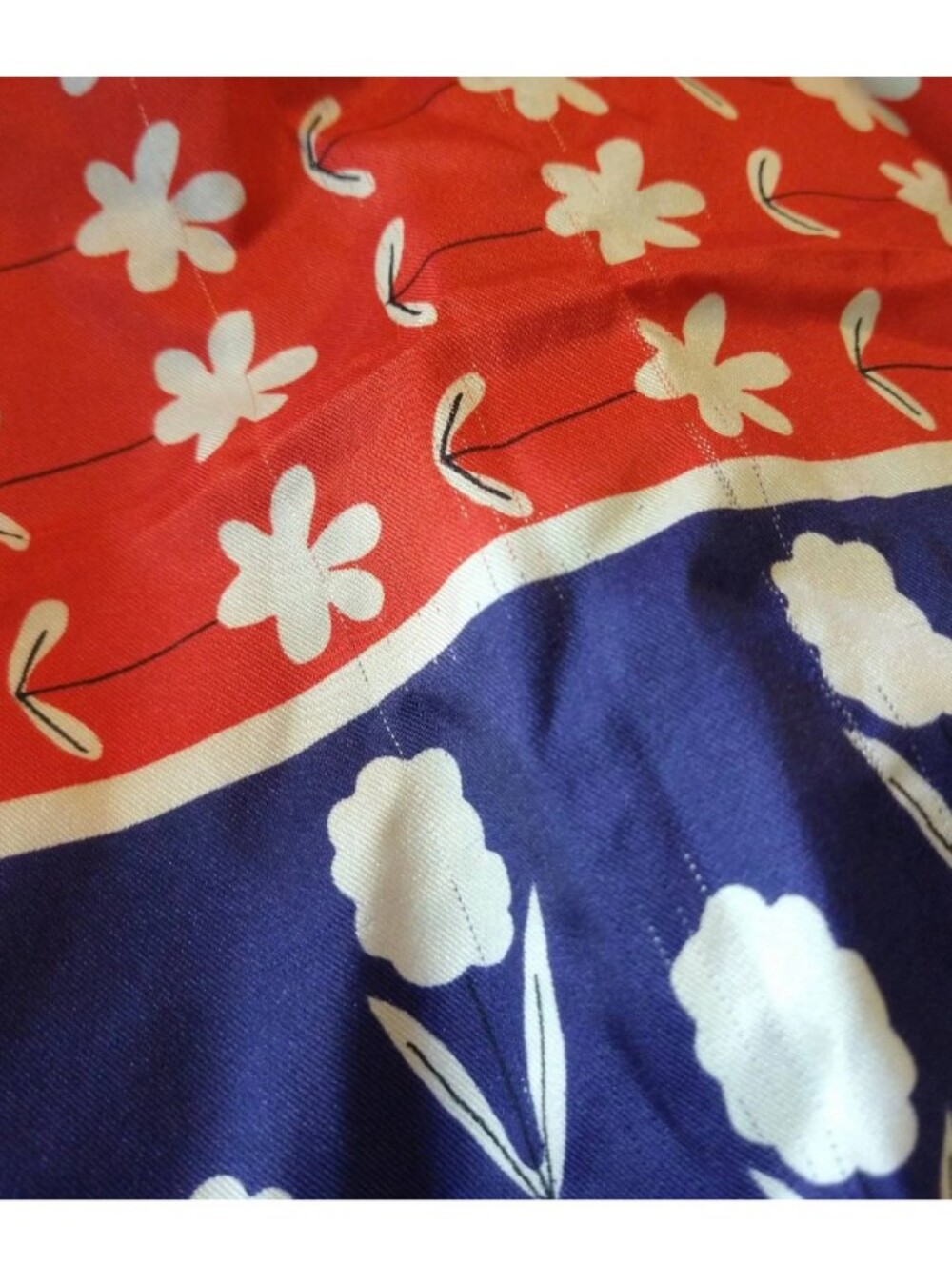 VERA NEUMANN square SCARF tulips - Picture 3 of 5